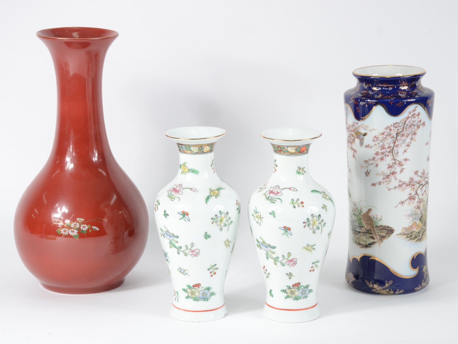 Quatro vasos diversos de porcelana oriental, sendo um vermelho... - foto 2 de 9