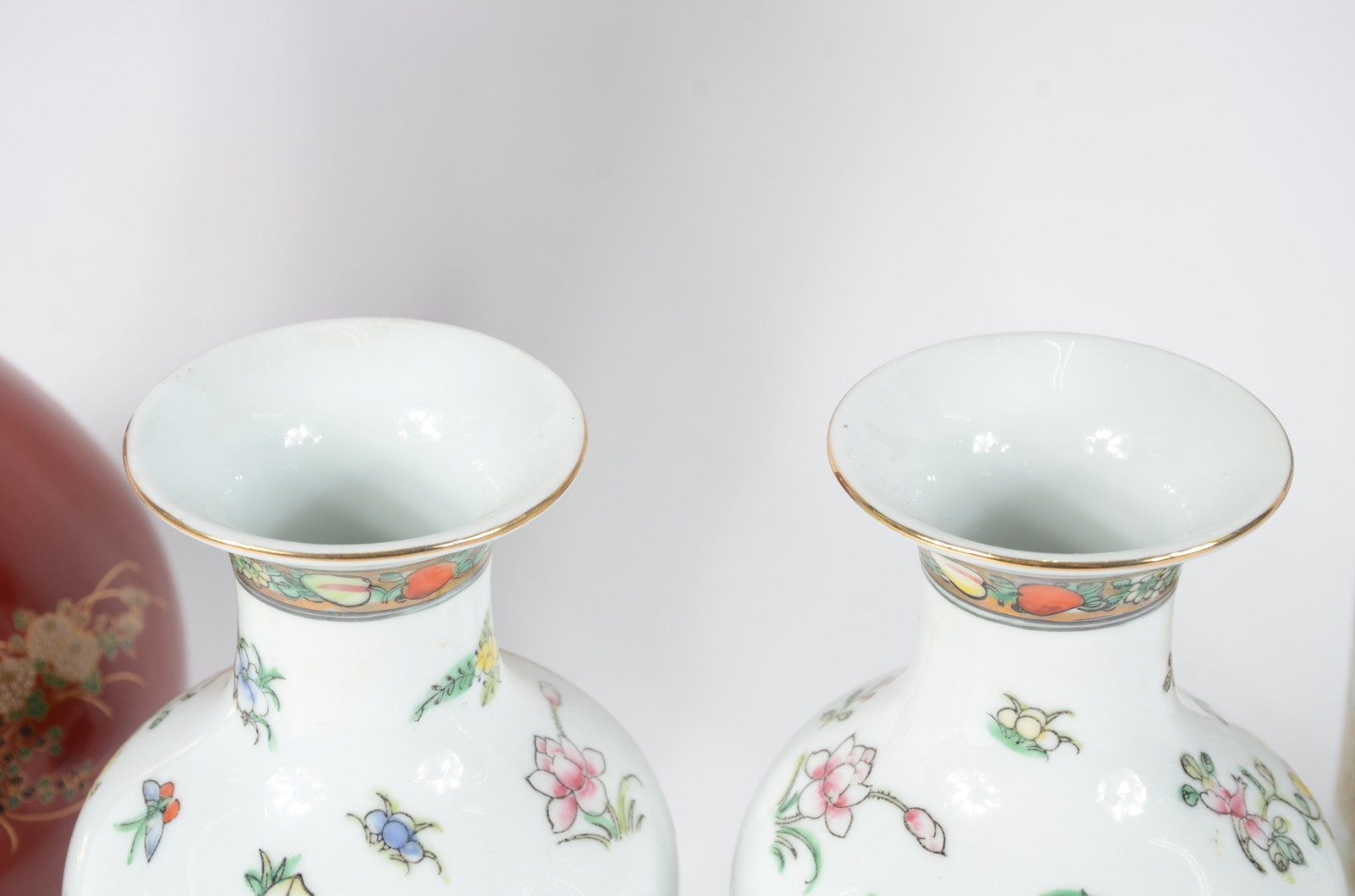 Quatro vasos diversos de porcelana oriental, sendo um vermelho... - foto 4 de 9