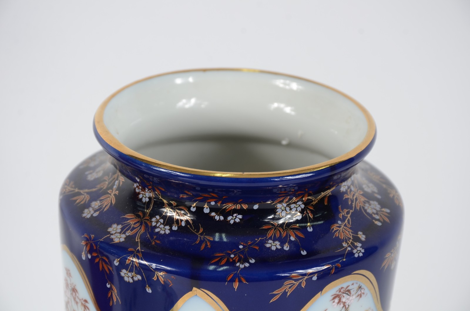 Quatro vasos diversos de porcelana oriental, sendo um vermelho... - foto 5 de 9