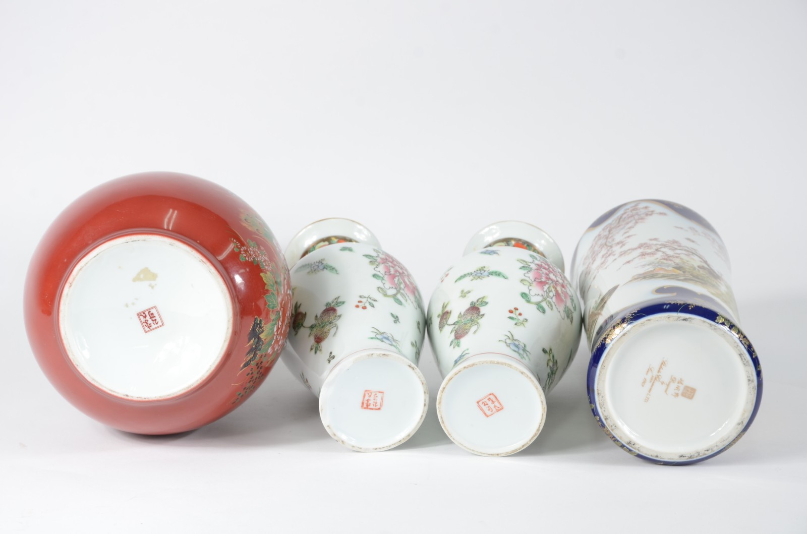 Quatro vasos diversos de porcelana oriental, sendo um vermelho... - foto 6 de 9