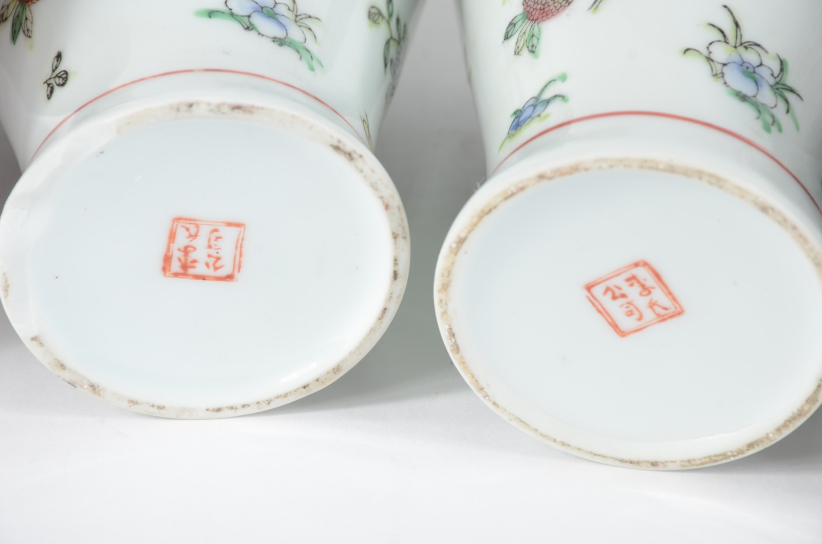 Quatro vasos diversos de porcelana oriental, sendo um vermelho... - foto 8 de 9