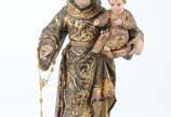 Santo Antônio com Menino,  - Antiga imagem de madeira entalhada com policromia e dourado, acompanha peanha de madeira dourada. Faltando alguns dedinhos. Desgastes.