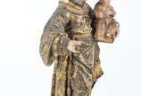 Santo Antônio com Menino,  - Antiga imagem de madeira entalhada com policromia e dourado, acompanha peanha de madeira dourada. Faltando alguns dedinhos. Desgastes.