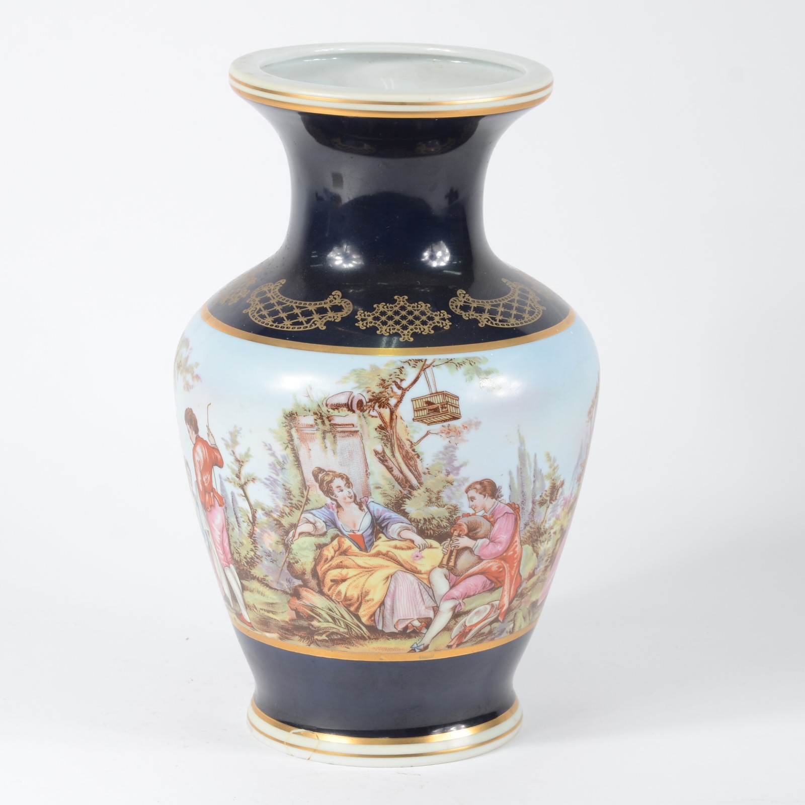 Vaso de porcelana decorado com cena romântica em policromia e fundo... - foto 1 de 5