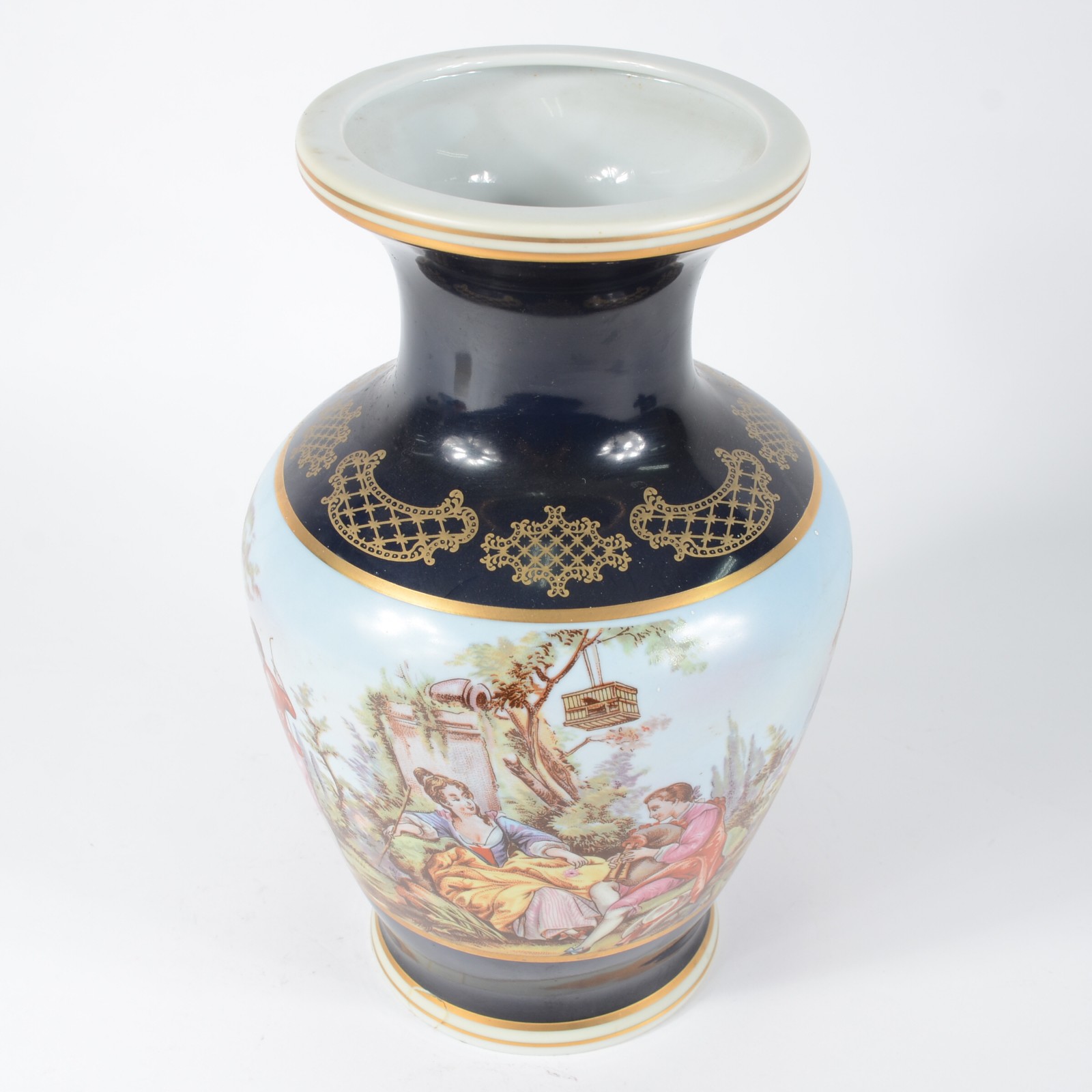 Vaso de porcelana decorado com cena romântica em policromia e fundo... - foto 2 de 5