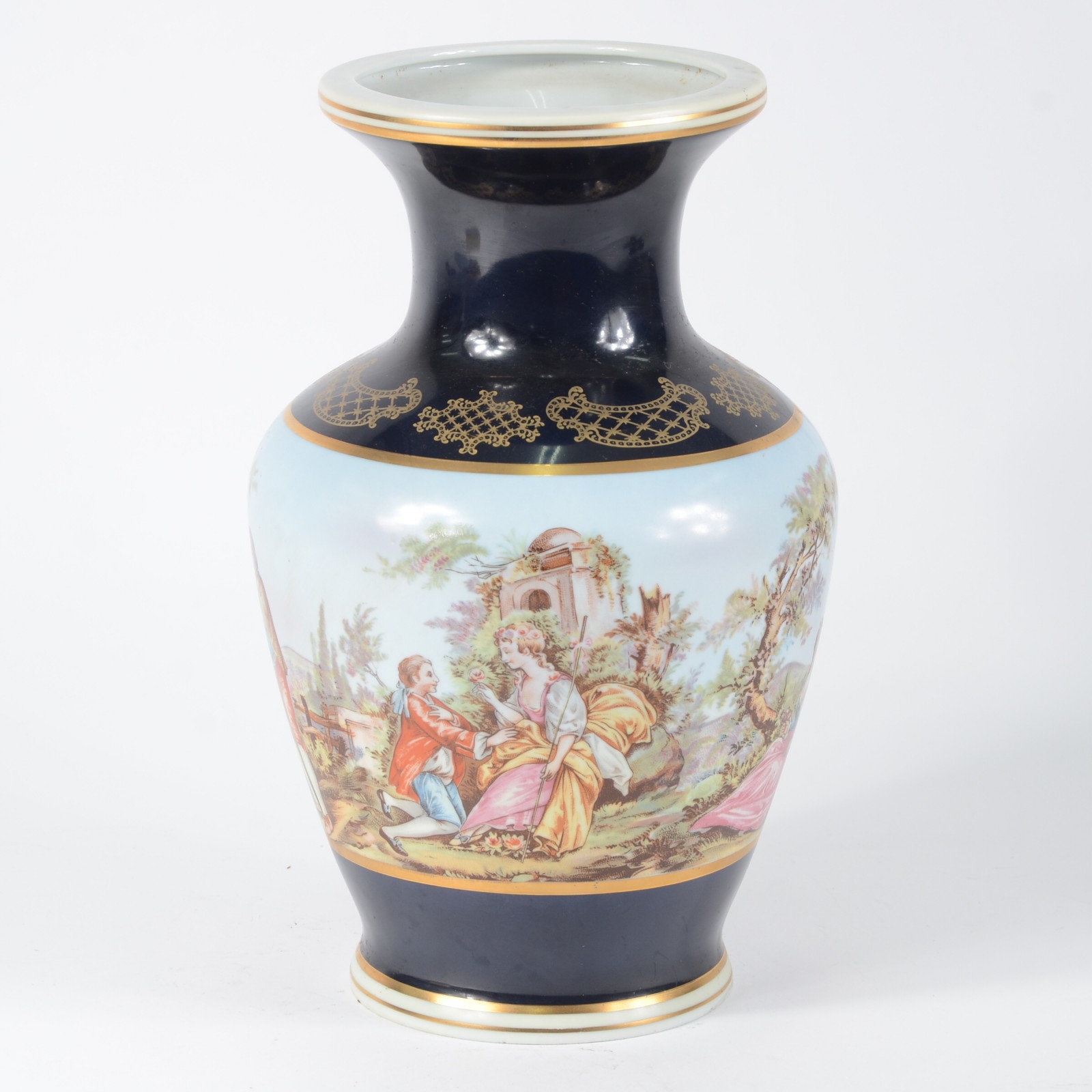 Vaso de porcelana decorado com cena romântica em policromia e fundo... - foto 3 de 5
