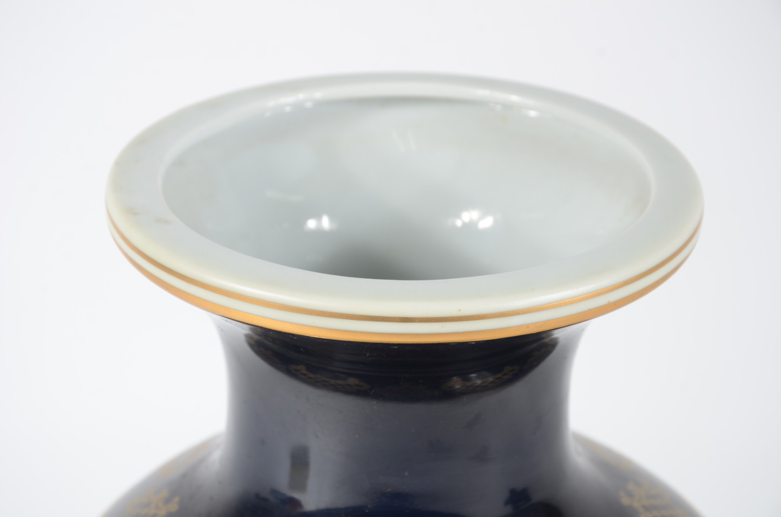 Vaso de porcelana decorado com cena romântica em policromia e fundo... - foto 4 de 5