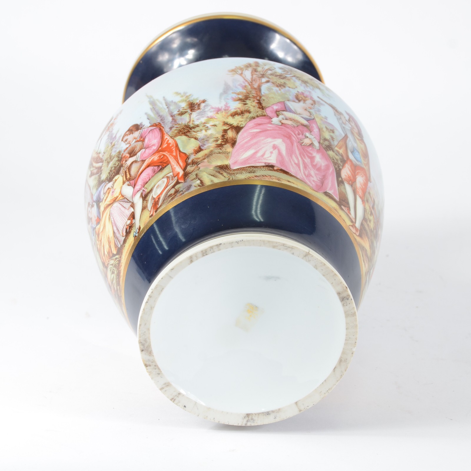 Vaso de porcelana decorado com cena romântica em policromia e fundo... - foto 5 de 5