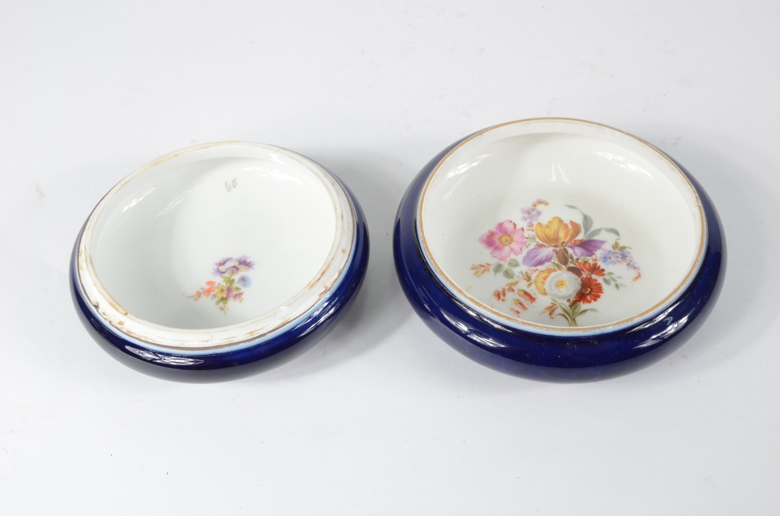 Bomboniere de porcelana Saler na cor azul cobalto com ninfas em... - foto 3 de 5