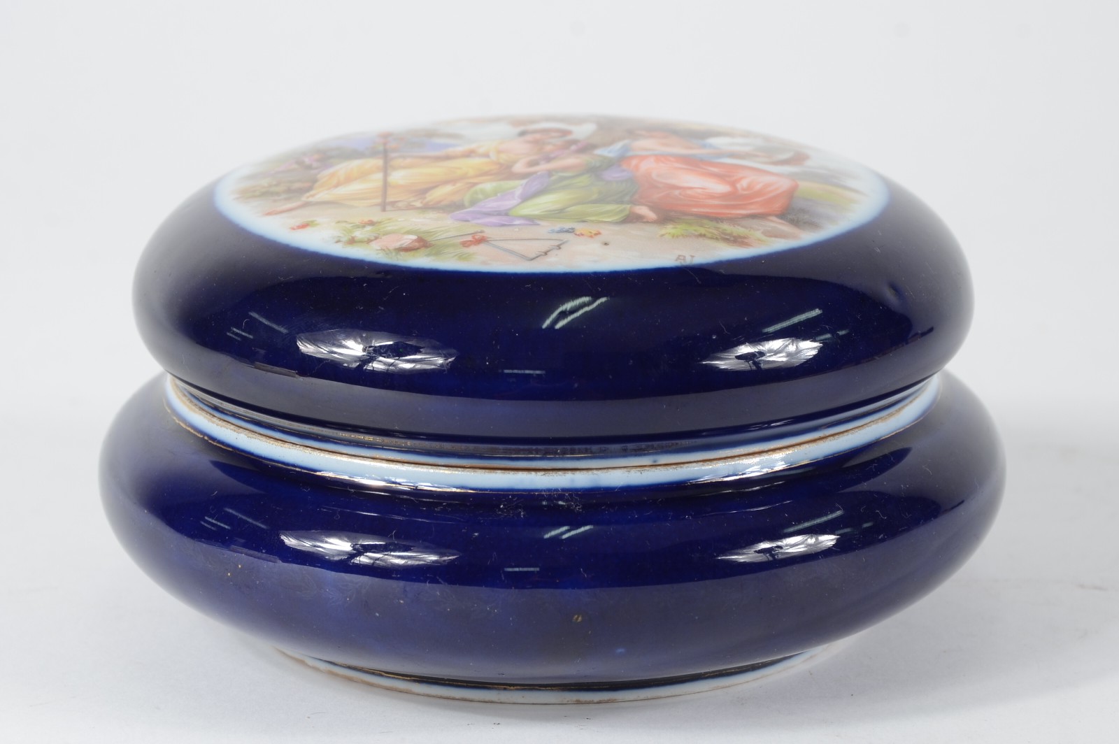 Bomboniere de porcelana Saler na cor azul cobalto com ninfas em... - foto 2 de 5