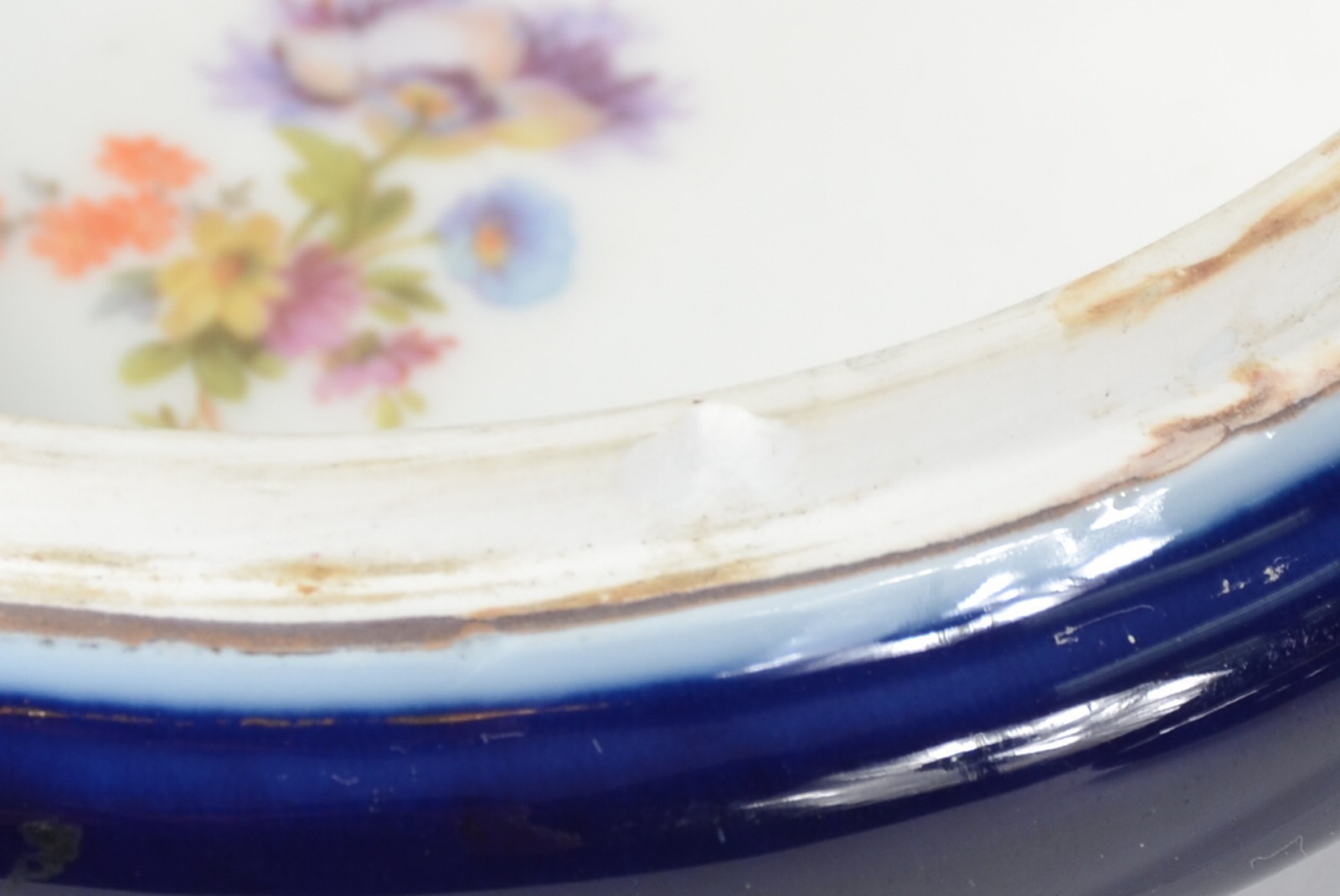 Bomboniere de porcelana Saler na cor azul cobalto com ninfas em... - foto 4 de 5