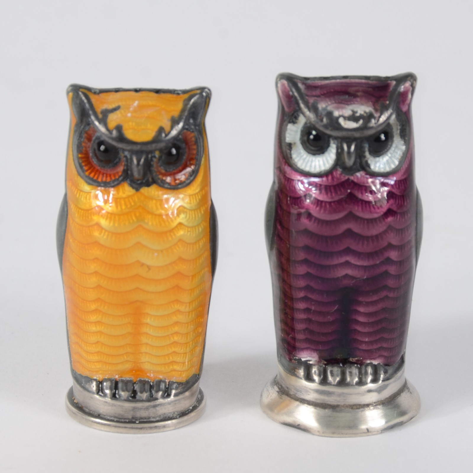 Diversas peças de prata esmaltada, sendo 2 corujas, saleiro, pequeno... - foto 2 de 9