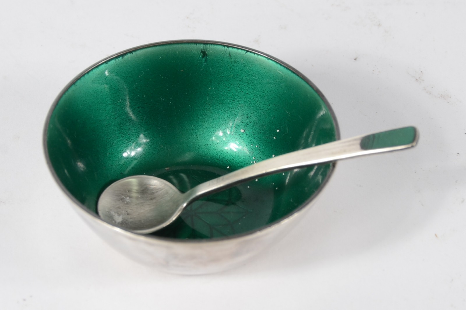 Diversas peças de prata esmaltada, sendo 2 corujas, saleiro, pequeno... - foto 4 de 9