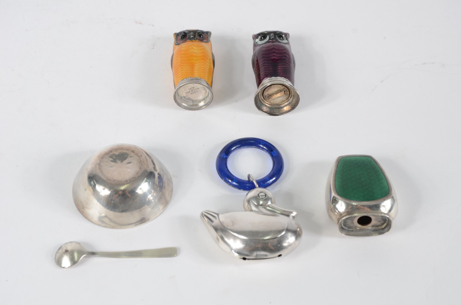 Diversas peças de prata esmaltada, sendo 2 corujas, saleiro, pequeno... - foto 7 de 9