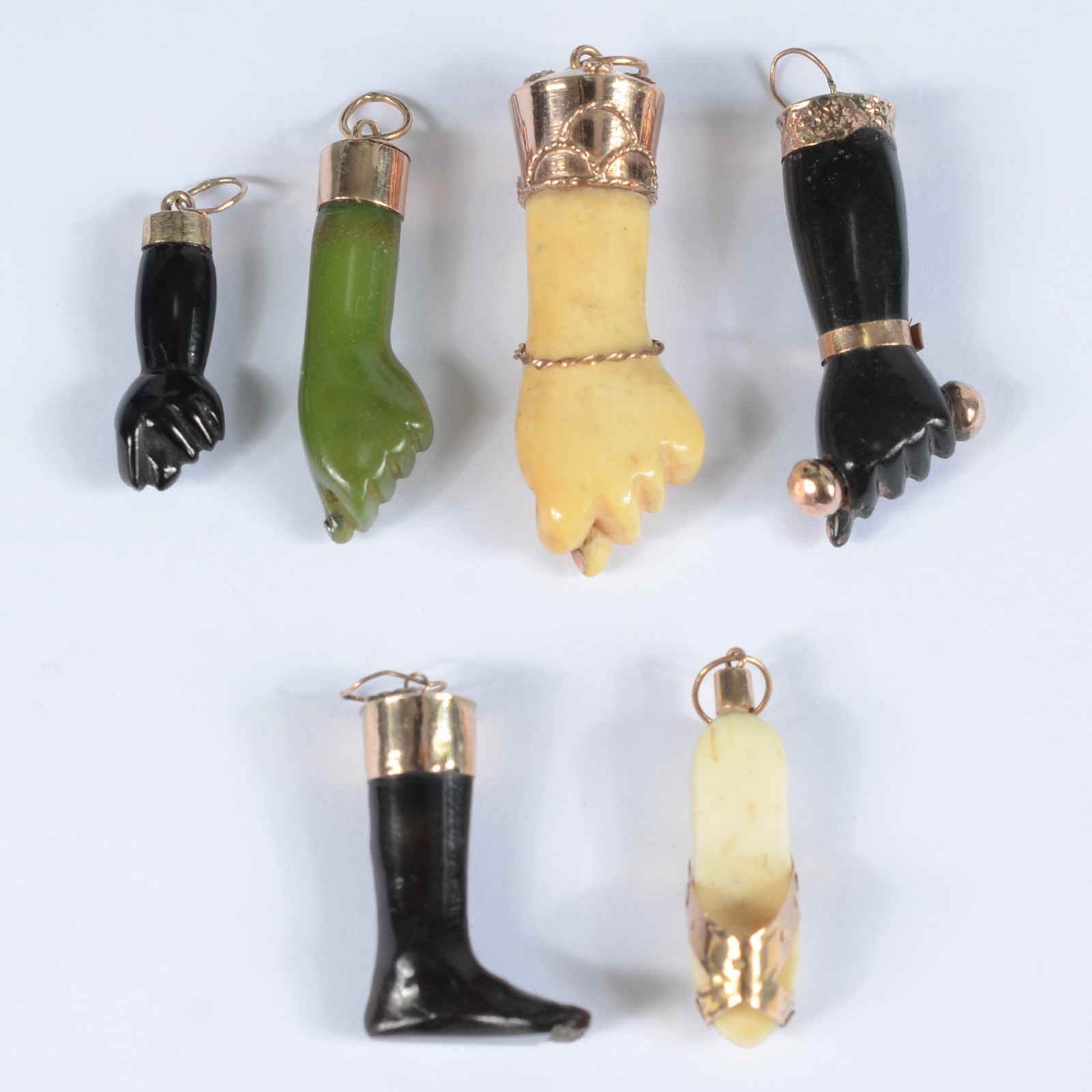 Joias de Crioula - conjunto com figas e chinela com detalhes de ouro. - foto 1 de 3