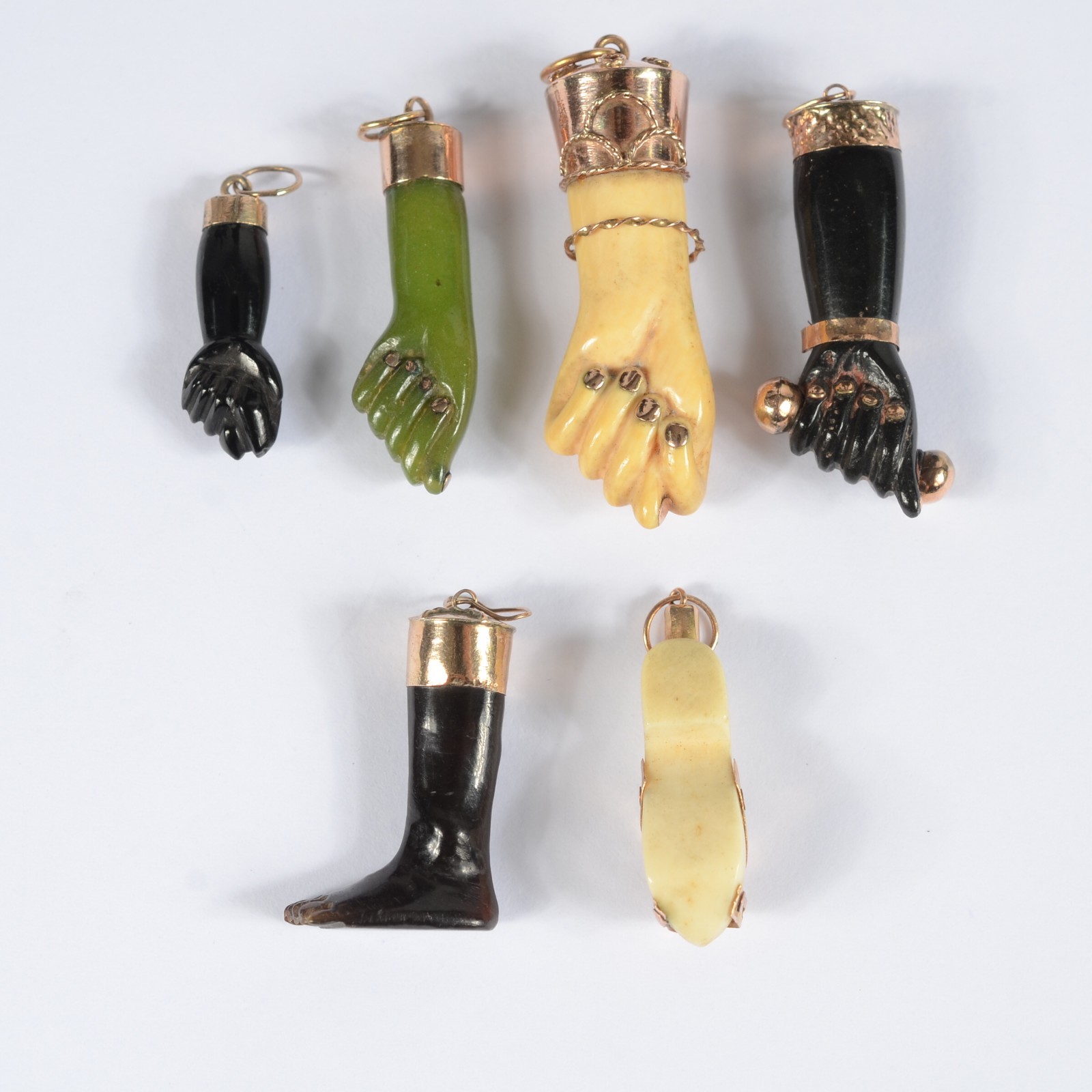 Joias de Crioula - conjunto com figas e chinela com detalhes de ouro. - foto 2 de 3