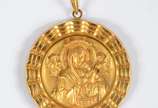 Medalha de prata com vermeil representando Noss... - Medalha de prata com vermeil representando Nossa Senhora com Menino.