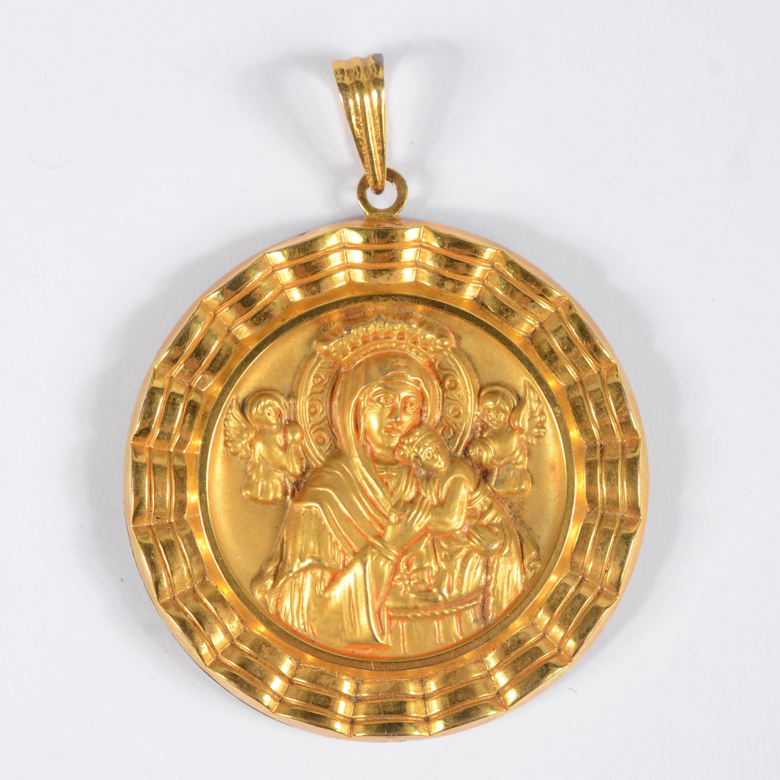 Medalha de prata com vermeil representando Nossa Senhora com Menino. - foto 1 de 3