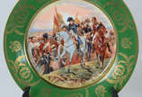 Prato de porcelana N decorado com figura de Nap... - Prato de porcelana N decorado com figura de Napoleão em Bataille de Friedland,  borda verde com N coroado e guirlandas realçadas em dourado.