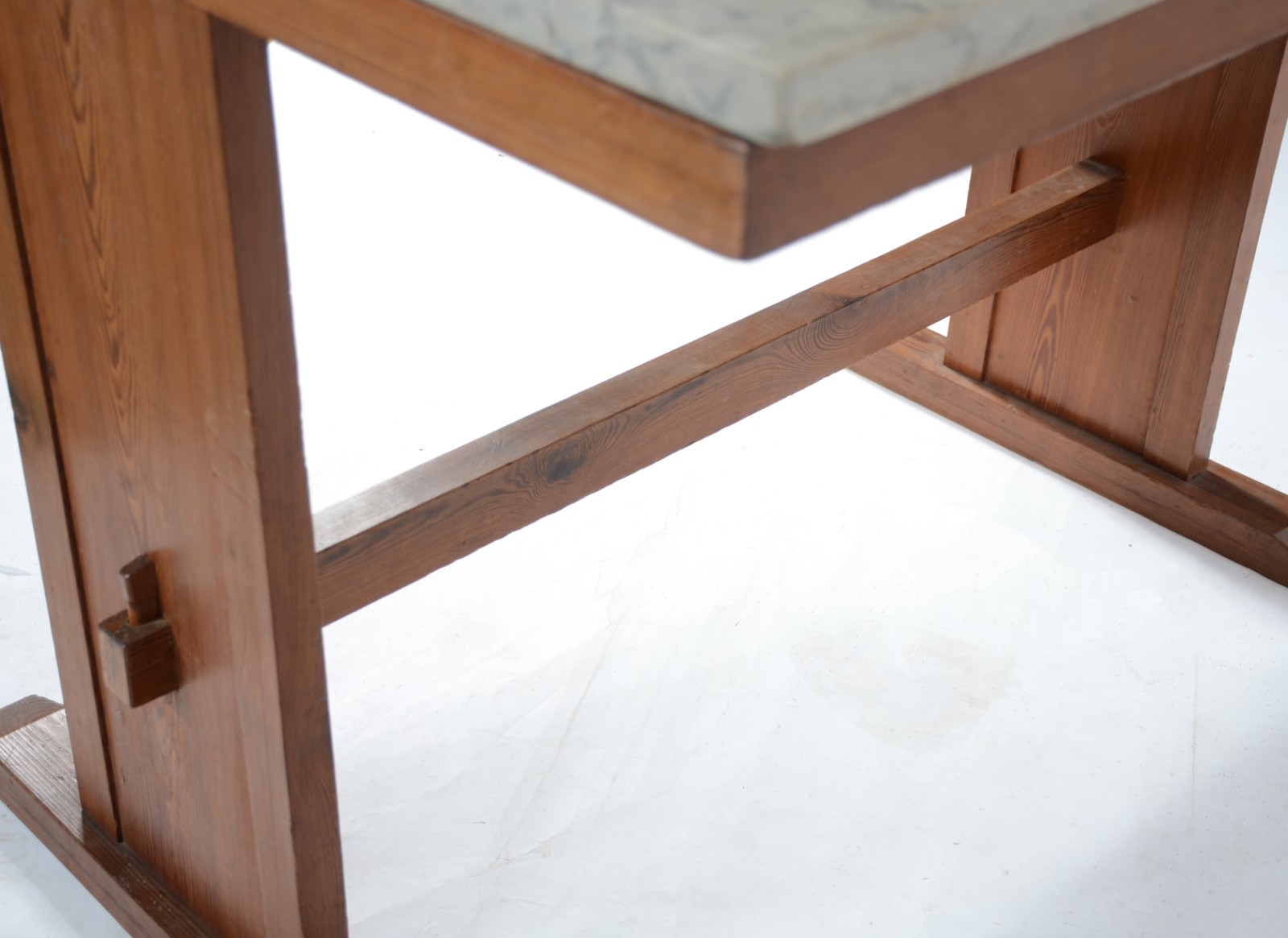 Mesa de pinho de riga com tampo de mármore, duas pernas retas unidas... - foto 5 de 7