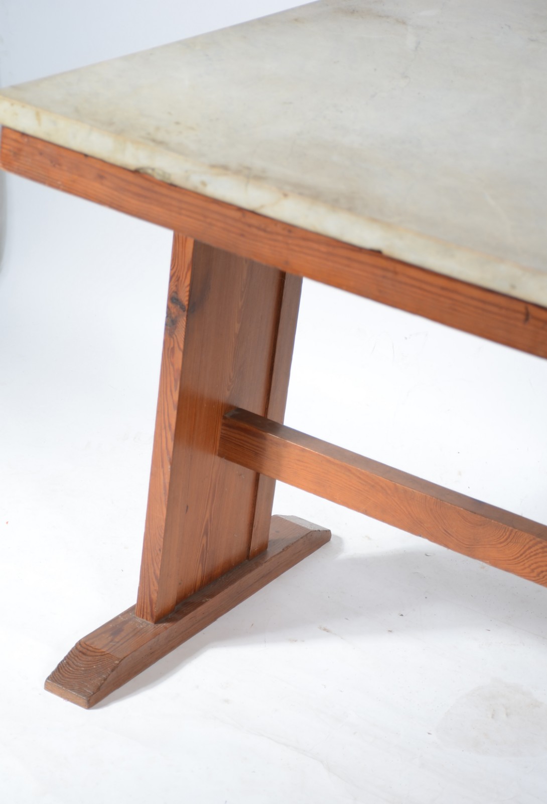 Mesa de pinho de riga com tampo de mármore, duas pernas retas unidas... - foto 4 de 7