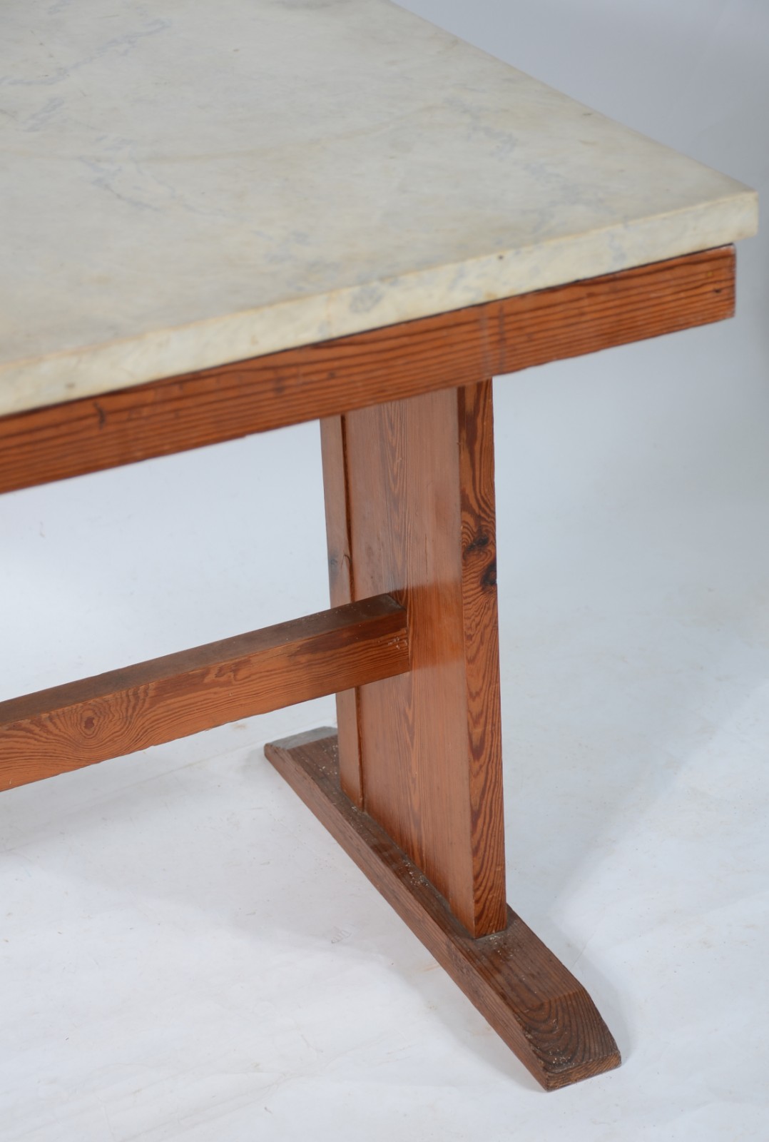 Mesa de pinho de riga com tampo de mármore, duas pernas retas unidas... - foto 6 de 7