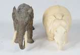 Duas pequenas esculturas representando elefante... - Duas pequenas esculturas representando elefantes, sendo uma de marfim e outra de bronze com presas de marfim.