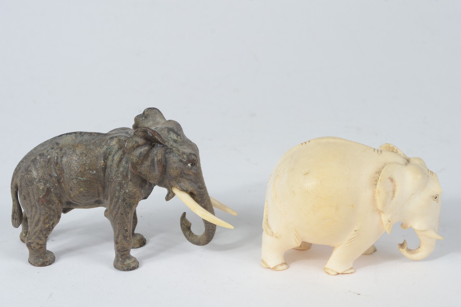 Duas pequenas esculturas representando elefantes, sendo uma de marfim... - foto 4 de 6