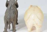 Duas pequenas esculturas representando elefante... - Duas pequenas esculturas representando elefantes, sendo uma de marfim e outra de bronze com presas de marfim.