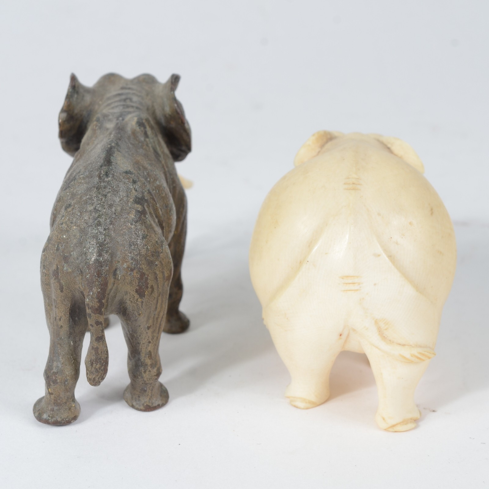 Duas pequenas esculturas representando elefantes, sendo uma de marfim... - foto 5 de 6