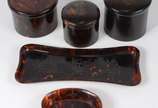 Três potes e duas bandejas para toilette de cas... - Três potes e duas bandejas para toilette de casco de tartaruga, dois com monogramas nas tampas.