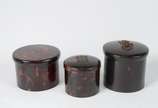 Três potes e duas bandejas para toilette de cas... - Três potes e duas bandejas para toilette de casco de tartaruga, dois com monogramas nas tampas.