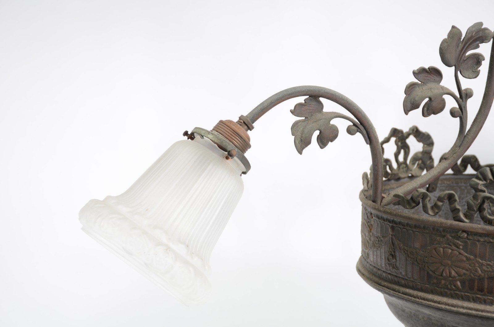 Lustre de metal com três mangas e "bacia" de vidro fosco. - foto 3 de 4