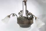Lustre de metal com três mangas e "bacia" de vi... - Lustre de metal com três mangas e "bacia" de vidro fosco.