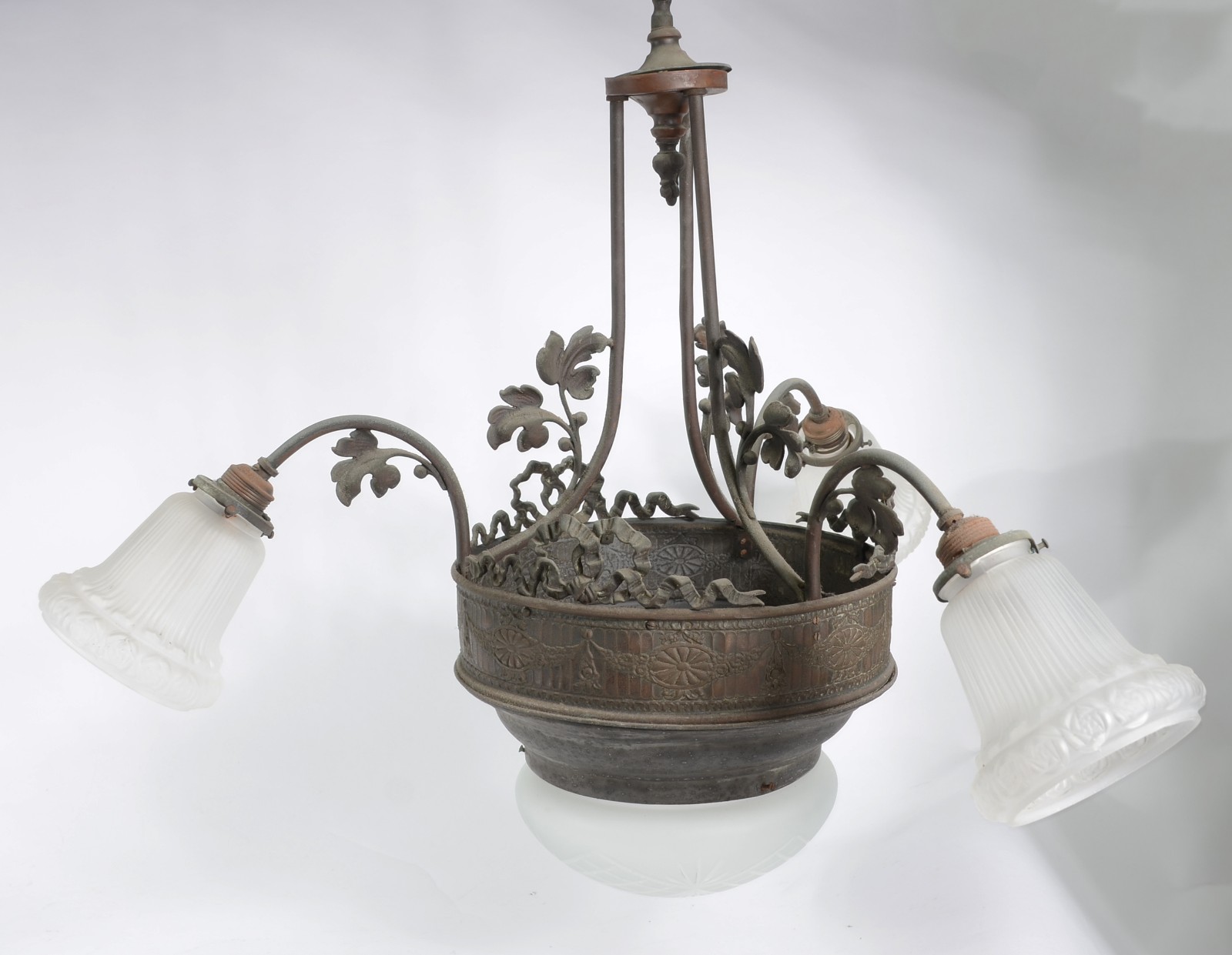 Lustre de metal com três mangas e "bacia" de vidro fosco. - foto 1 de 4