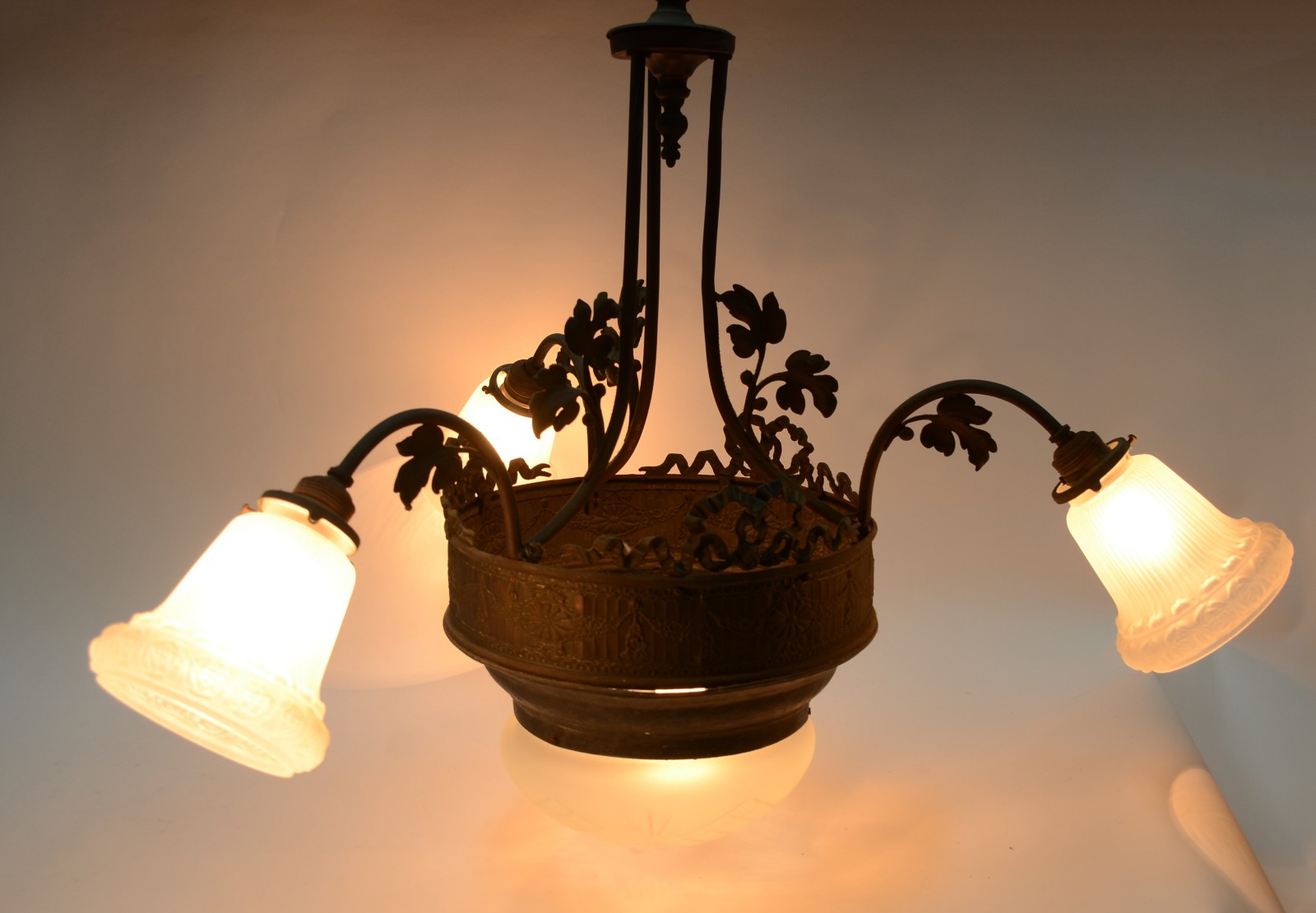 Lustre de metal com três mangas e "bacia" de vidro fosco. - foto 4 de 4
