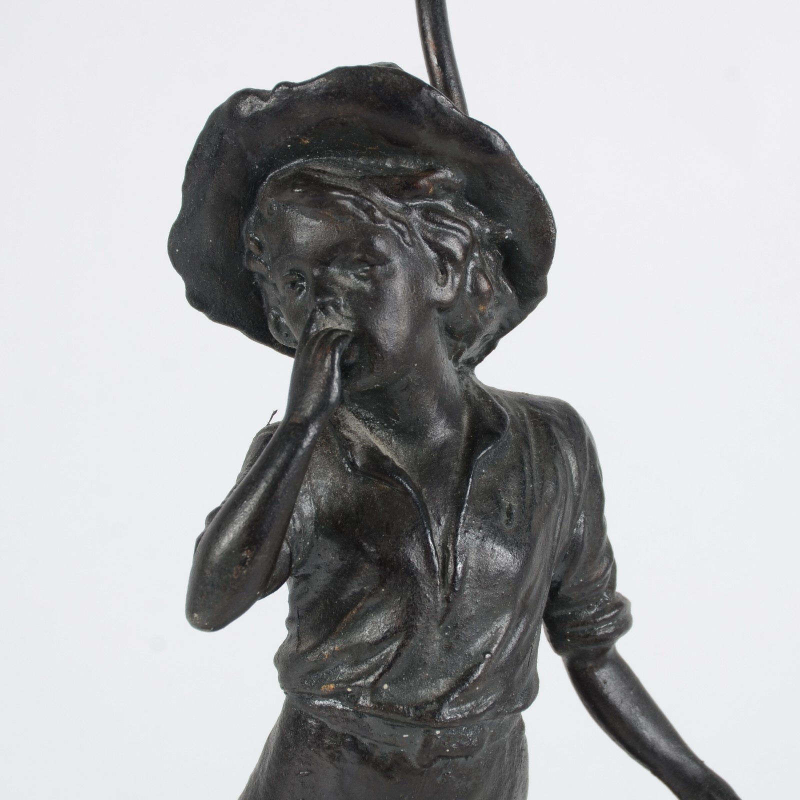 Luminária de petit bronze representando campones, manga de vidro... - foto 4 de 10