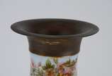 Vaso de opalina decorado com pássaros em policr... - Vaso de opalina decorado com pássaros em policromia, borda de metal