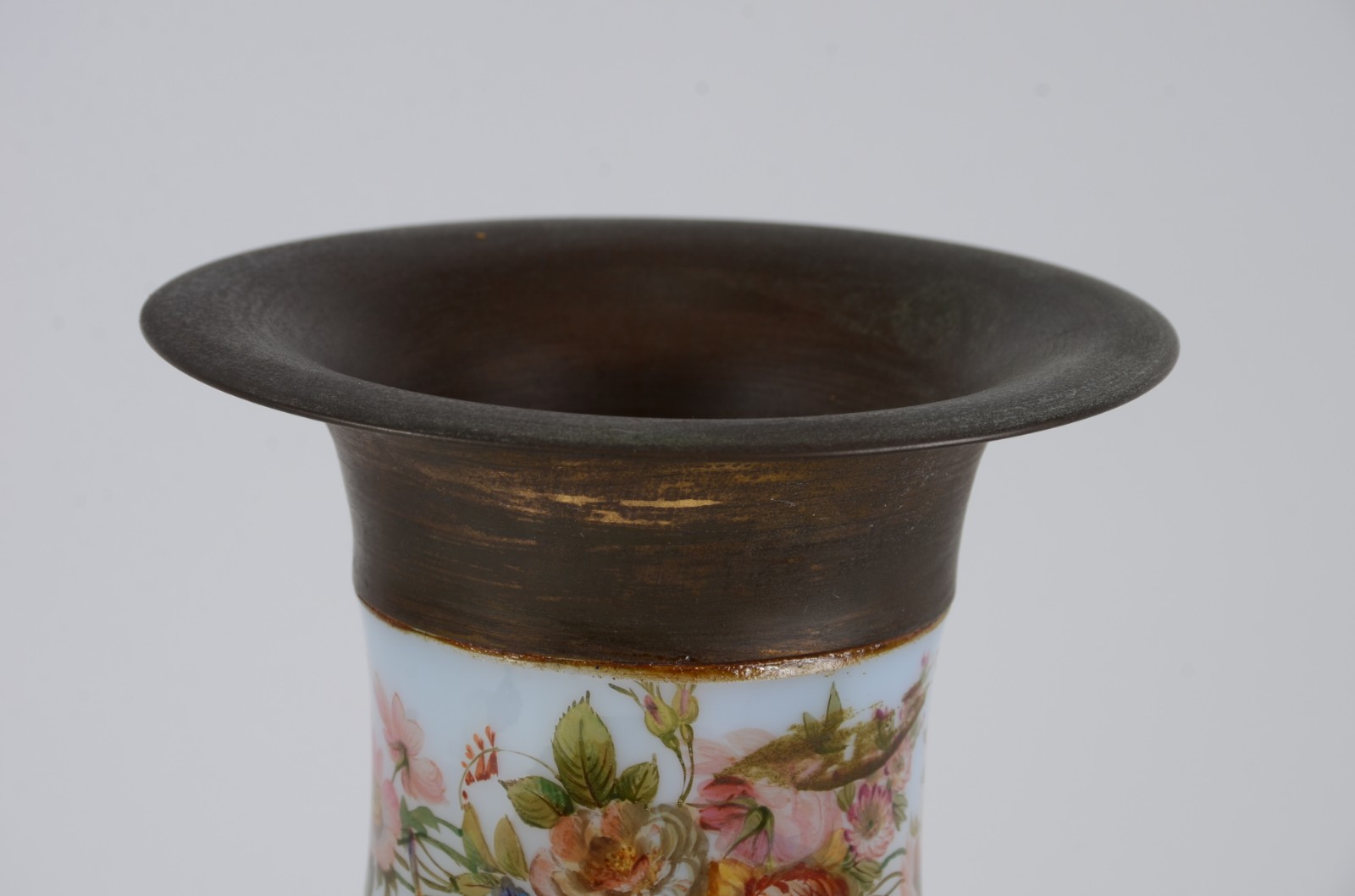 Vaso de opalina decorado com pássaros em policromia, borda de metal - foto 2 de 6