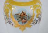 Vaso de opalina decorado com pássaros em policr... - Vaso de opalina decorado com pássaros em policromia, borda de metal