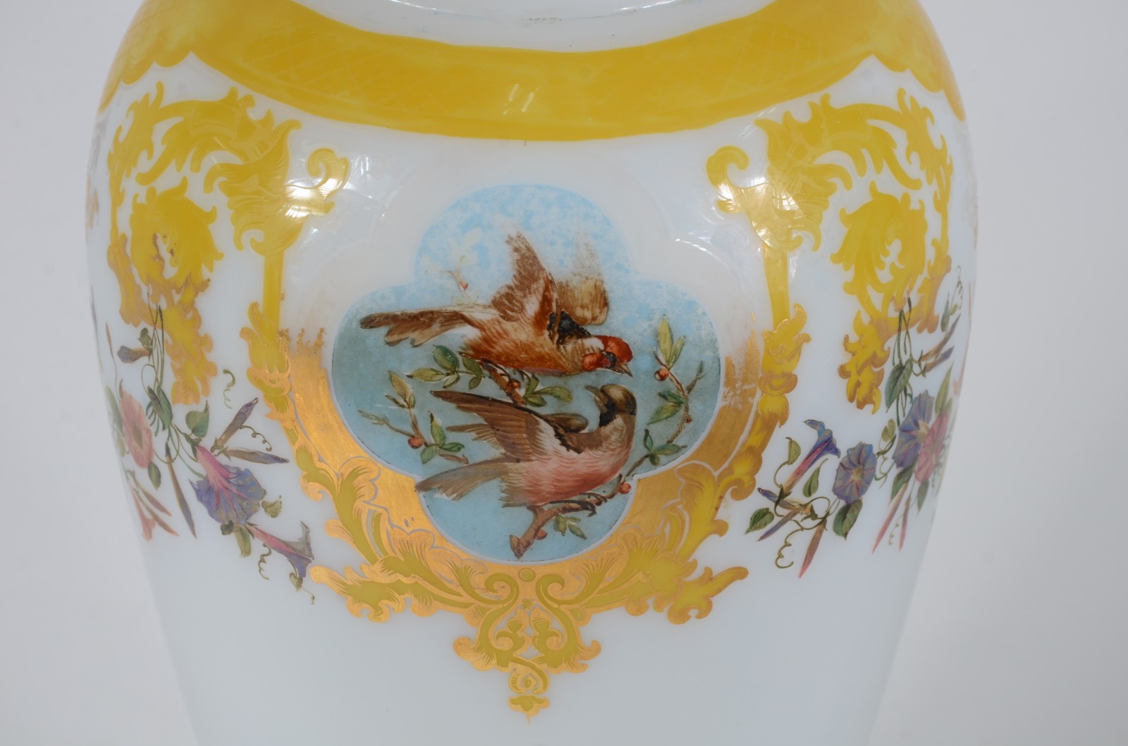 Vaso de opalina decorado com pássaros em policromia, borda de metal - foto 3 de 6