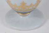 Vaso de opalina decorado com pássaros em policr... - Vaso de opalina decorado com pássaros em policromia, borda de metal