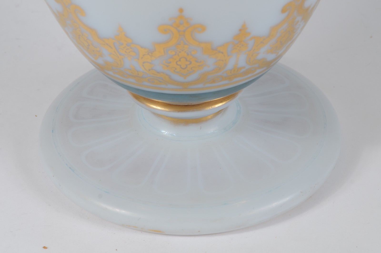 Vaso de opalina decorado com pássaros em policromia, borda de metal - foto 4 de 6