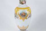 Vaso de opalina decorado com pássaros em policr... - Vaso de opalina decorado com pássaros em policromia, borda de metal