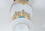Vaso de opalina decorado com pássaros em policr... - Vaso de opalina decorado com pássaros em policromia, borda de metal