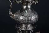 Samovar de metal prateado com folhagens em rele... - Samovar de metal prateado com folhagens em relevo, Tampa com pequenos amassados