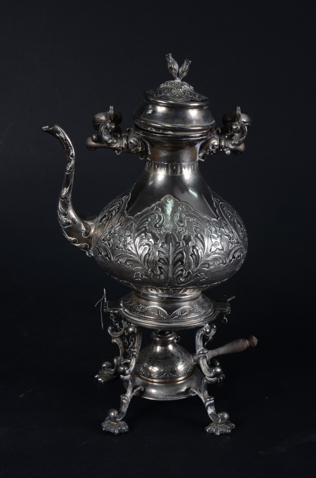 Samovar de metal prateado com folhagens em relevo, Tampa com pequenos... - foto 1 de 5
