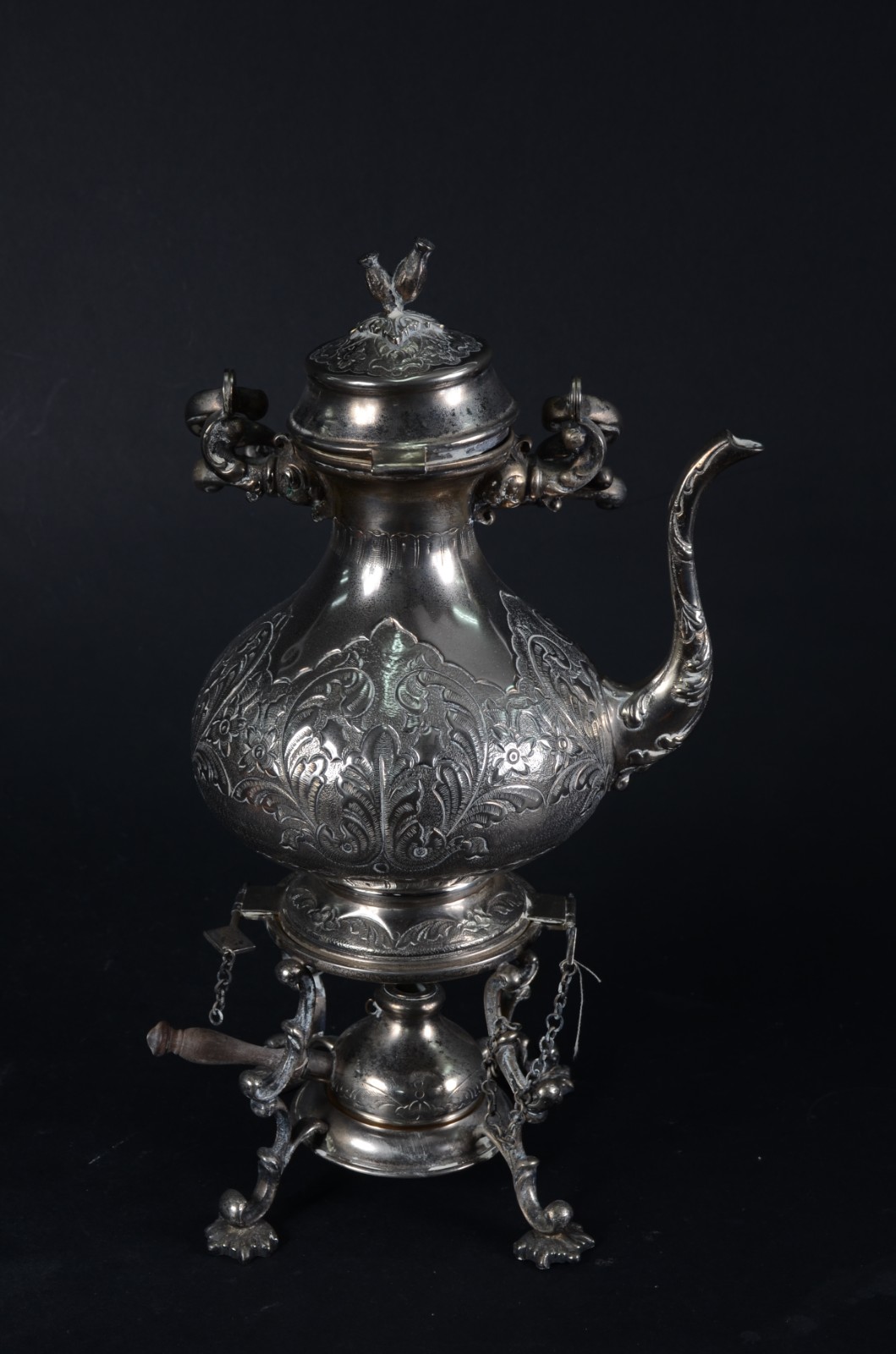Samovar de metal prateado com folhagens em relevo, Tampa com pequenos... - foto 2 de 5