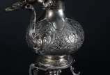Samovar de metal prateado com folhagens em rele... - Samovar de metal prateado com folhagens em relevo, Tampa com pequenos amassados