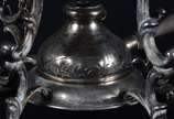 Samovar de metal prateado com folhagens em rele... - Samovar de metal prateado com folhagens em relevo, Tampa com pequenos amassados